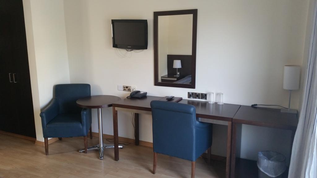 Crown Resorts Henipa Larnaka Zimmer foto